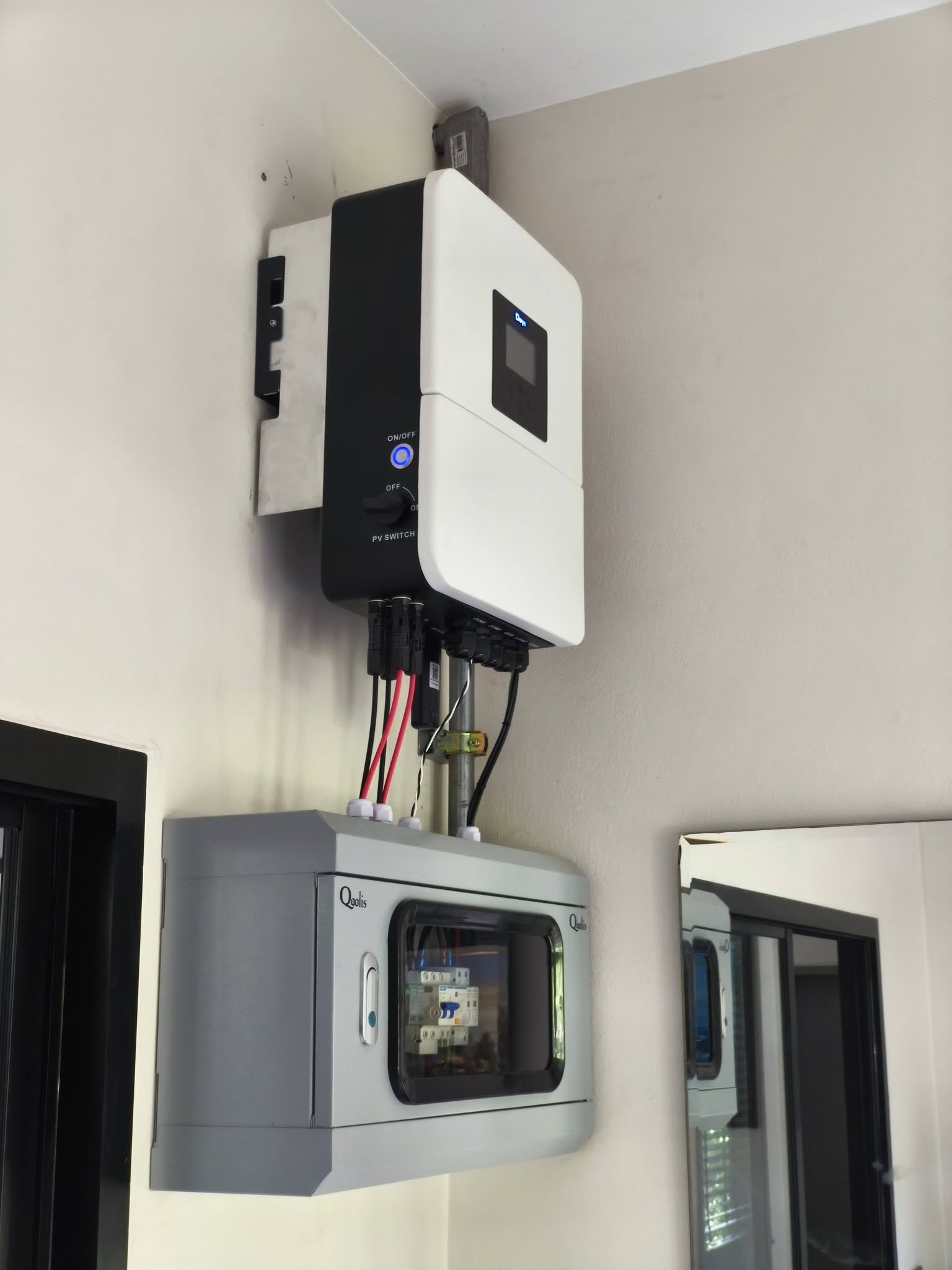 Deye Inverter close-up แสดง PV Switch และ ON/OFF