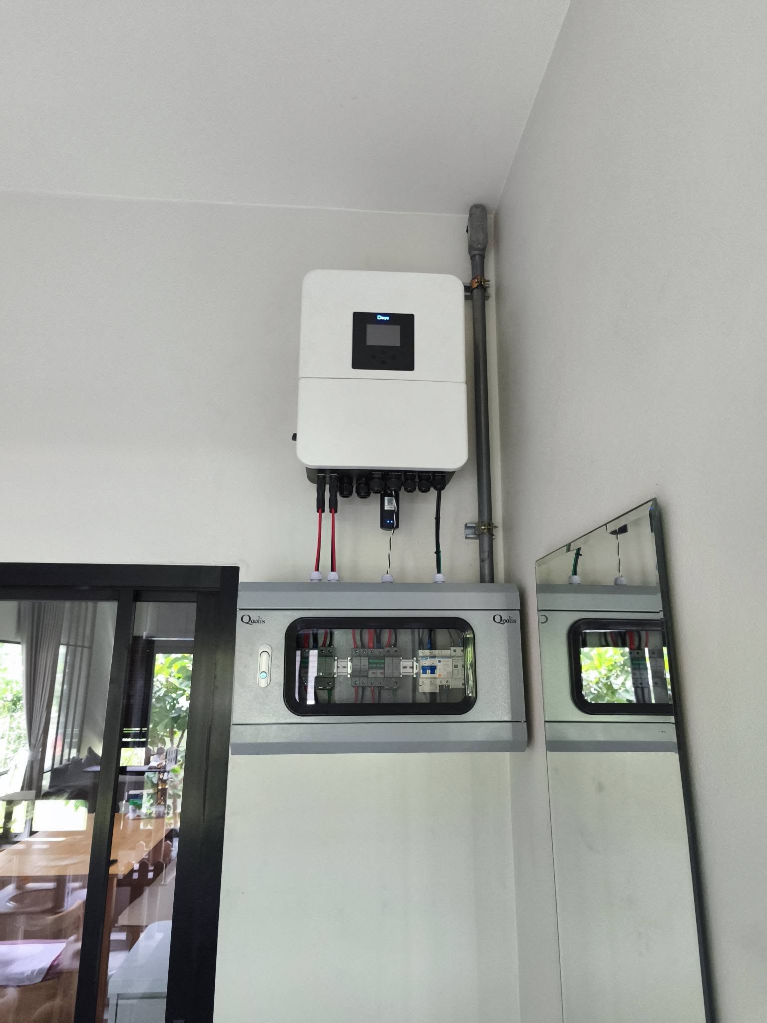 Deye Hybrid Inverter พร้อม Qoolis DC Combiner ติดผนัง