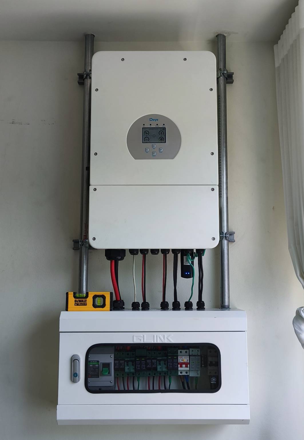 งานติดตั้ง Inverter Deye และตู้ Combiner เดินสายเรียบร้อยตามมาตรฐาน