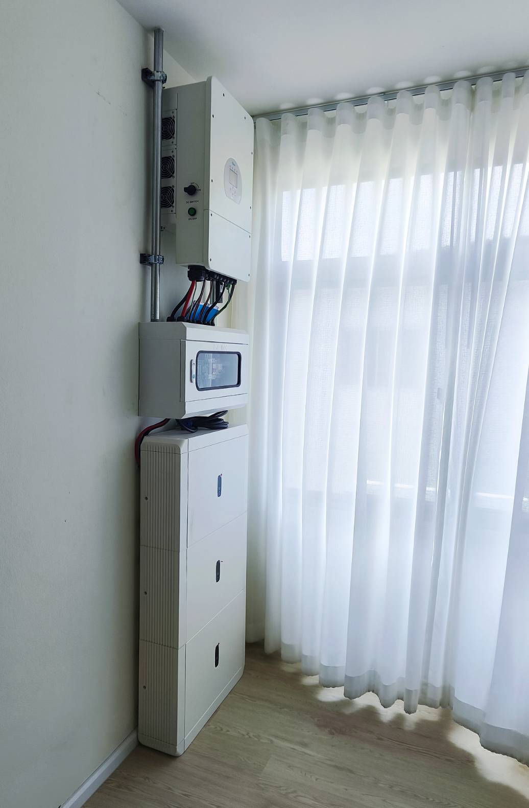 Inverter Deye ตู้ ATS และ Battery Zonergy ติดตั้งบนชั้น 2 ป้องกันน้ำท่วม