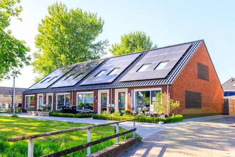 บ้านติดระบบ Solar Rooftop บนหลังคา — Solar Hybrid + Battery สู้ไฟดับน้ำท่วม