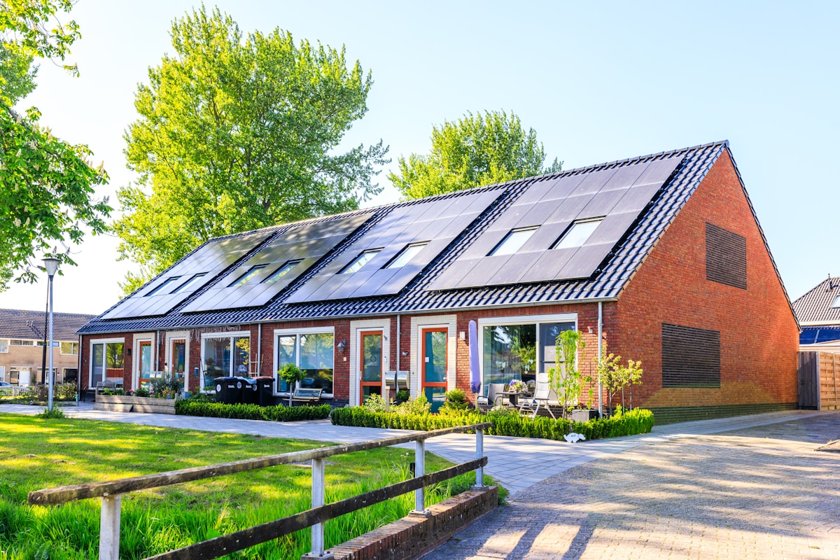 บ้านติดระบบ Solar Rooftop บนหลังคา — Solar Hybrid + Battery สู้ไฟดับน้ำท่วม