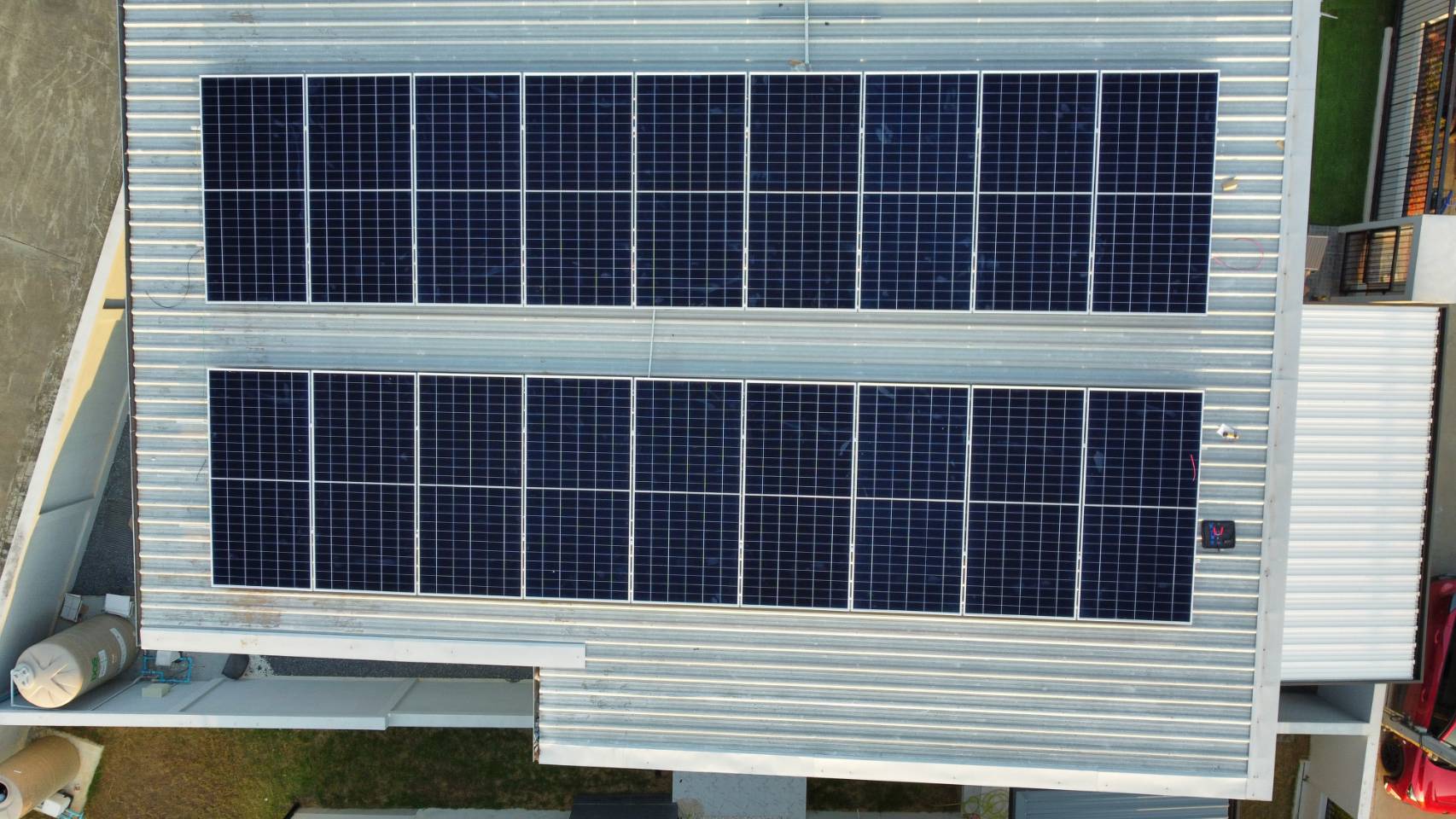 แผงโซลาร์รวม 10 kWp จัดวาง 2 แถวบนหลังคาบ้านจามจุรี หาดใหญ่